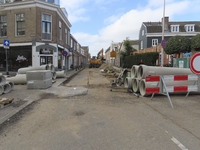901612 Gezicht op de aanleg van nieuwe riolering in de Oudwijkerdwarsstraat te Utrecht, vanaf de Burgemeester ...
